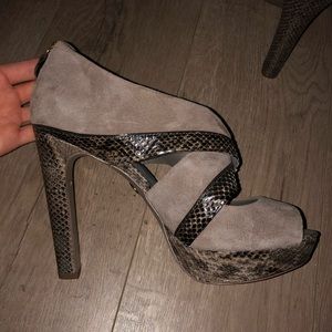 Tory Burch signature logo suede pumps!